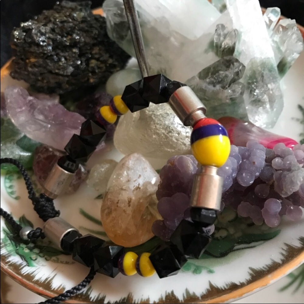 MULTICOLORED ADJUSTABLE BEADED BRACELET
